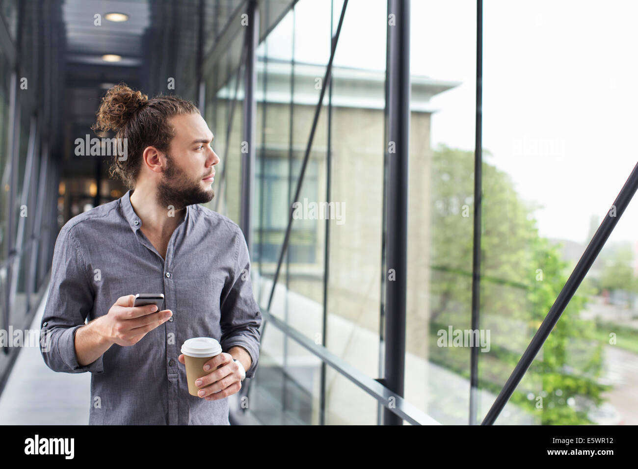 Mann mit Smartphone auf Kaffeepause Stockfoto