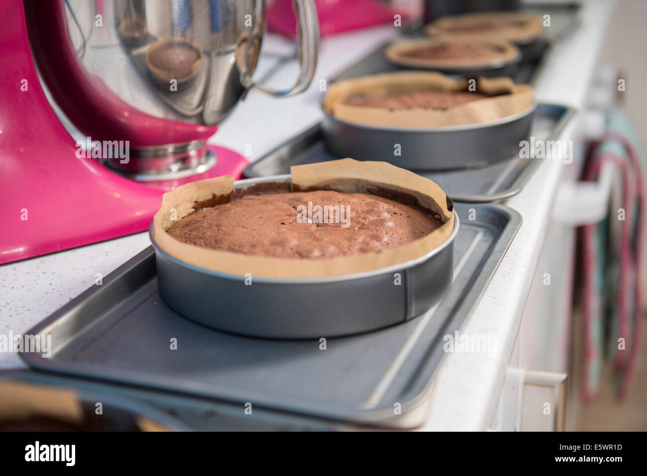 Reihe von Kuchen abkühlen auf Öfen in Bäckerei Stockfoto