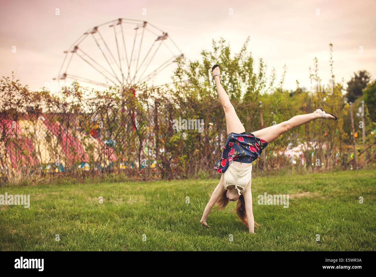 Junge Frau cartwheeling Westford Apple Blossom Karneval, Massachusetts, USA Stockfoto