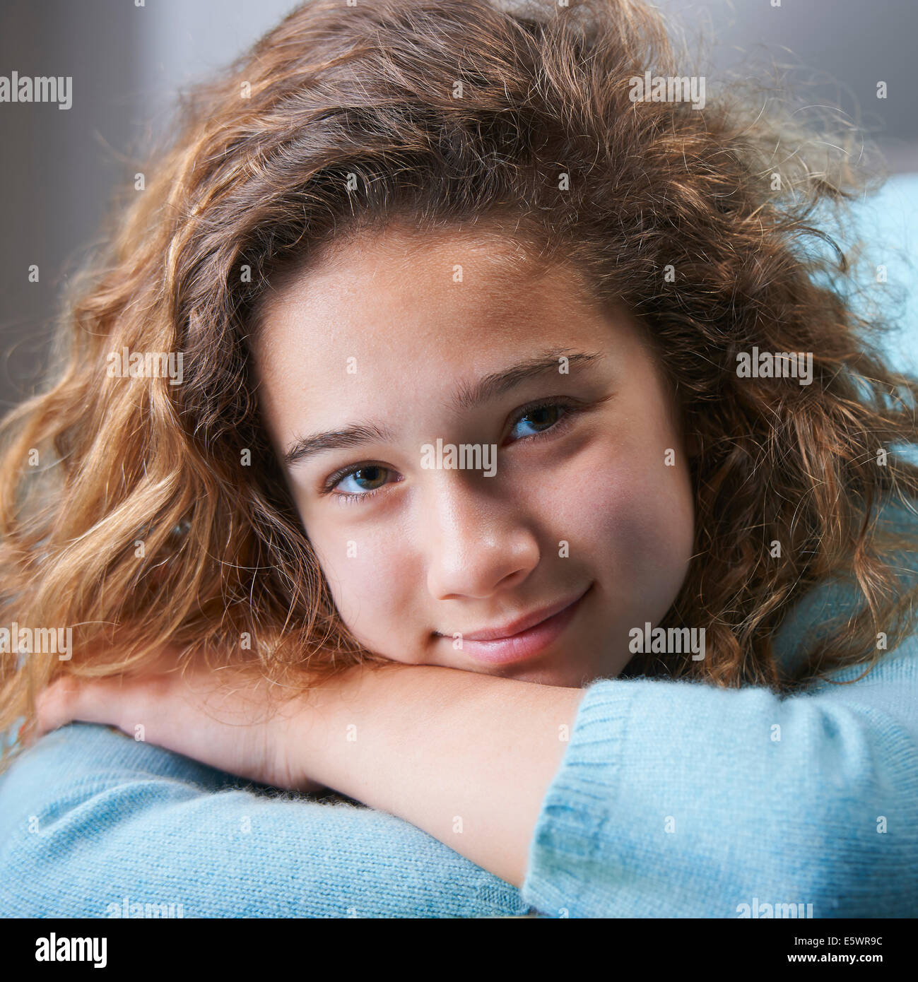 Junges Mädchen mit braunen Haaren, Lächeln, Porträt Stockfoto