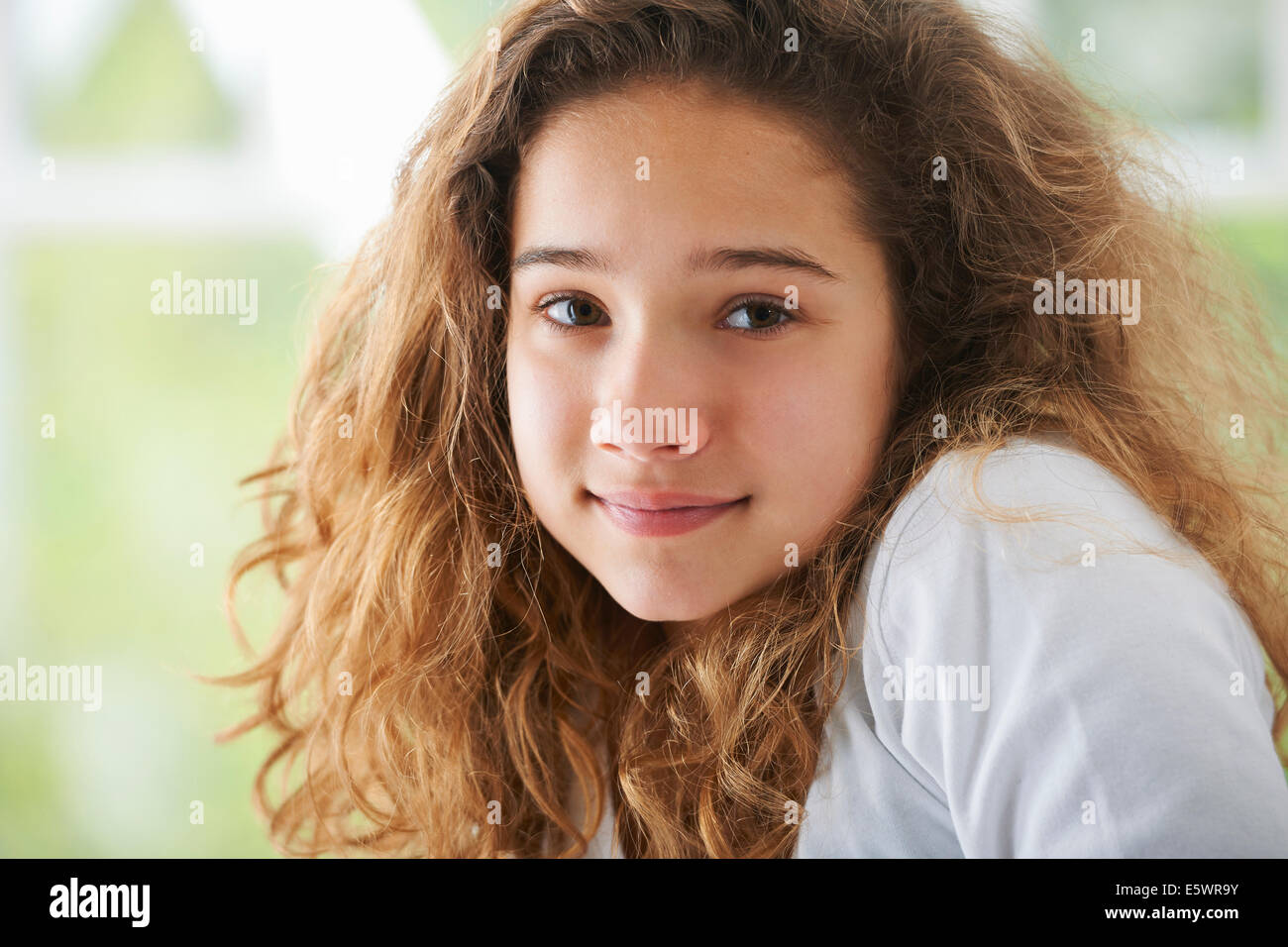 Junges Mädchen mit braunen Haaren, Lächeln, Porträt Stockfoto