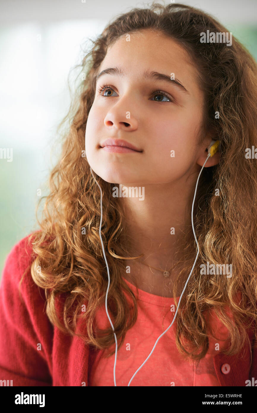 Porträt des jungen Mädchens mit Kopfhörern Stockfoto
