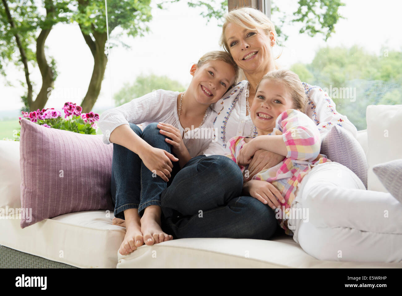 Mutter und Töchter auf sofa Stockfoto