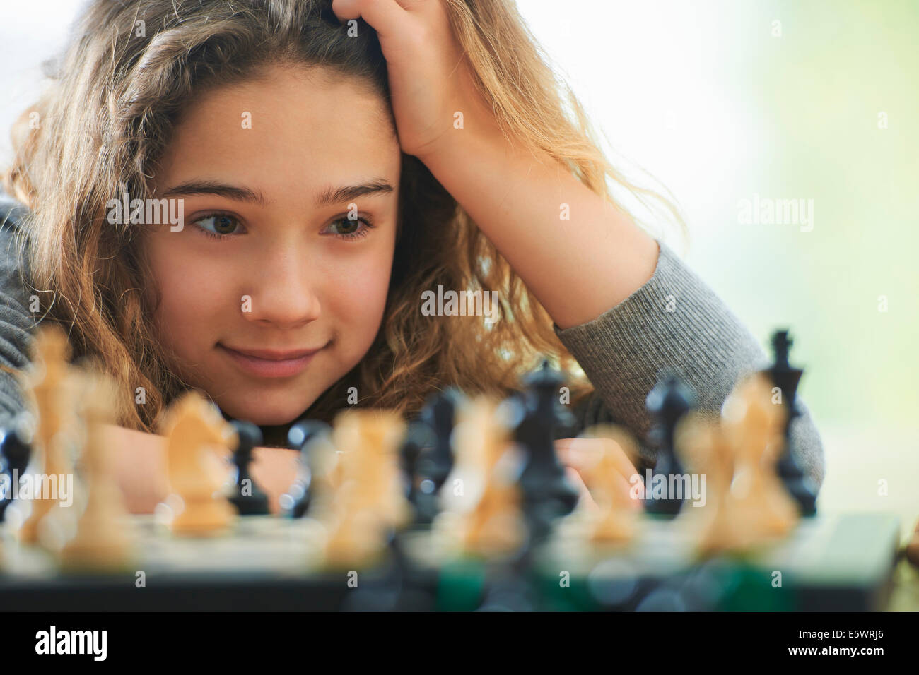 Porträt des jungen Mädchens spielt Schach Stockfoto