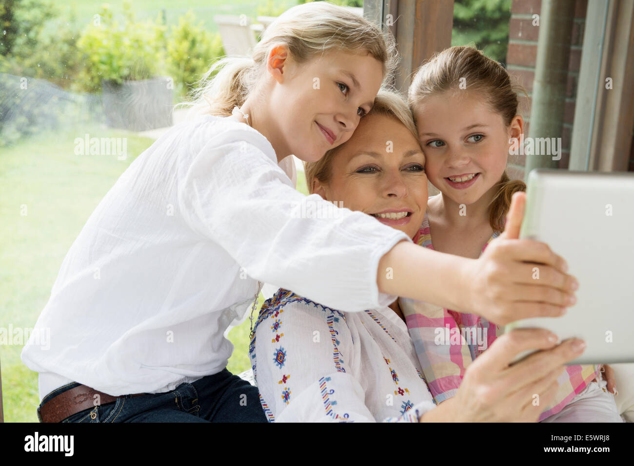 Mutter und Töchter mit digital-Tablette Stockfoto