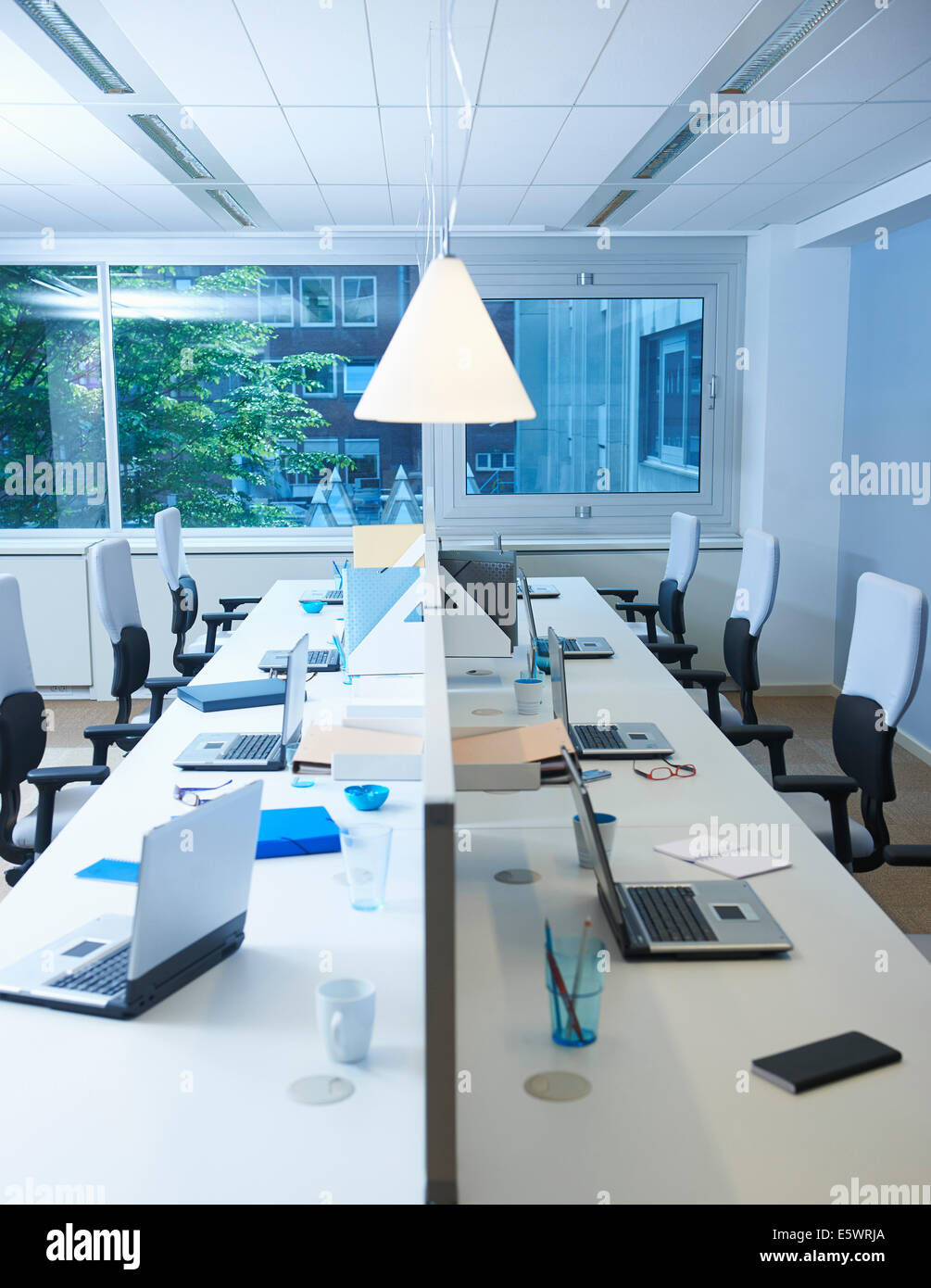 unordentliche bürobilder leeres büro stockbild stockfotos bilder alamy unordentliche bürobilder leeres büro stockbild stockfotos bilder alamy