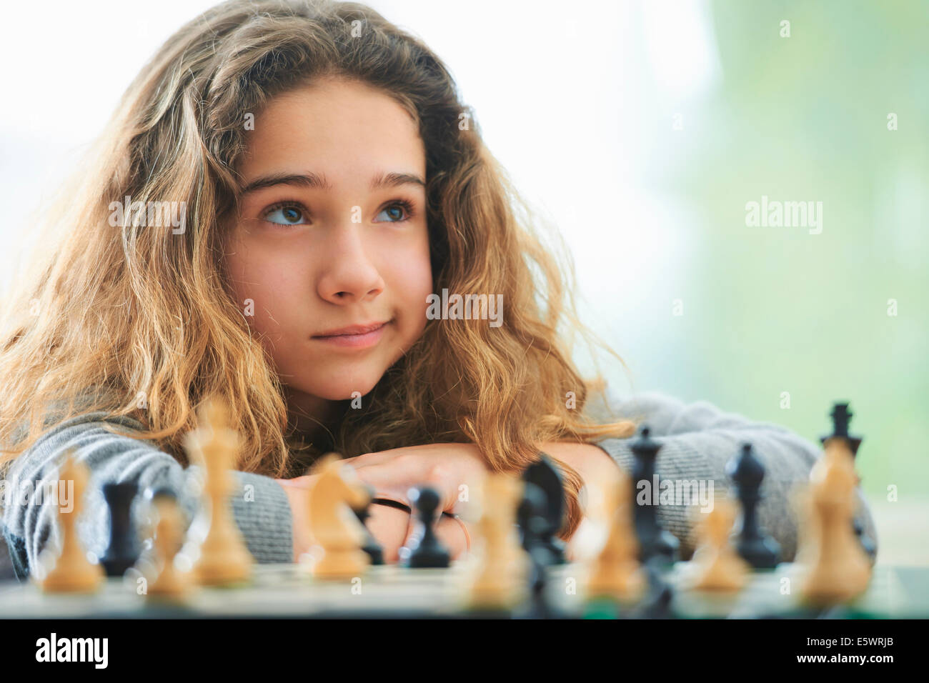 Porträt des jungen Mädchens spielt Schach Stockfoto