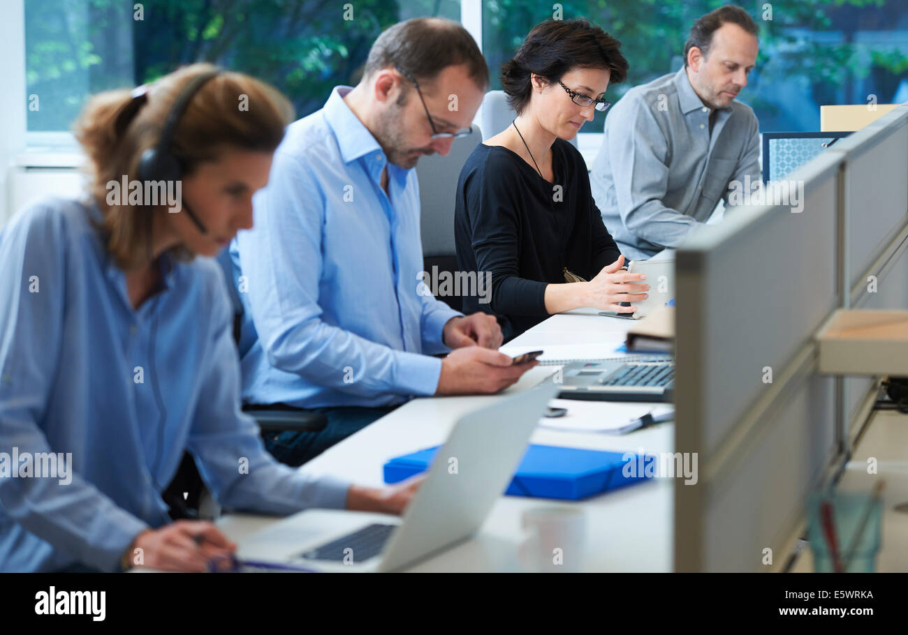Geschäftsleute sitzen am Schreibtisch arbeiten Stockfoto
