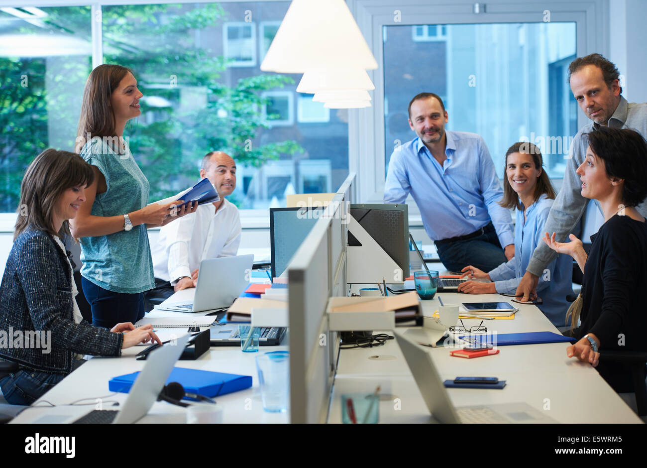 Unternehmer treffen um Schreibtisch Stockfoto