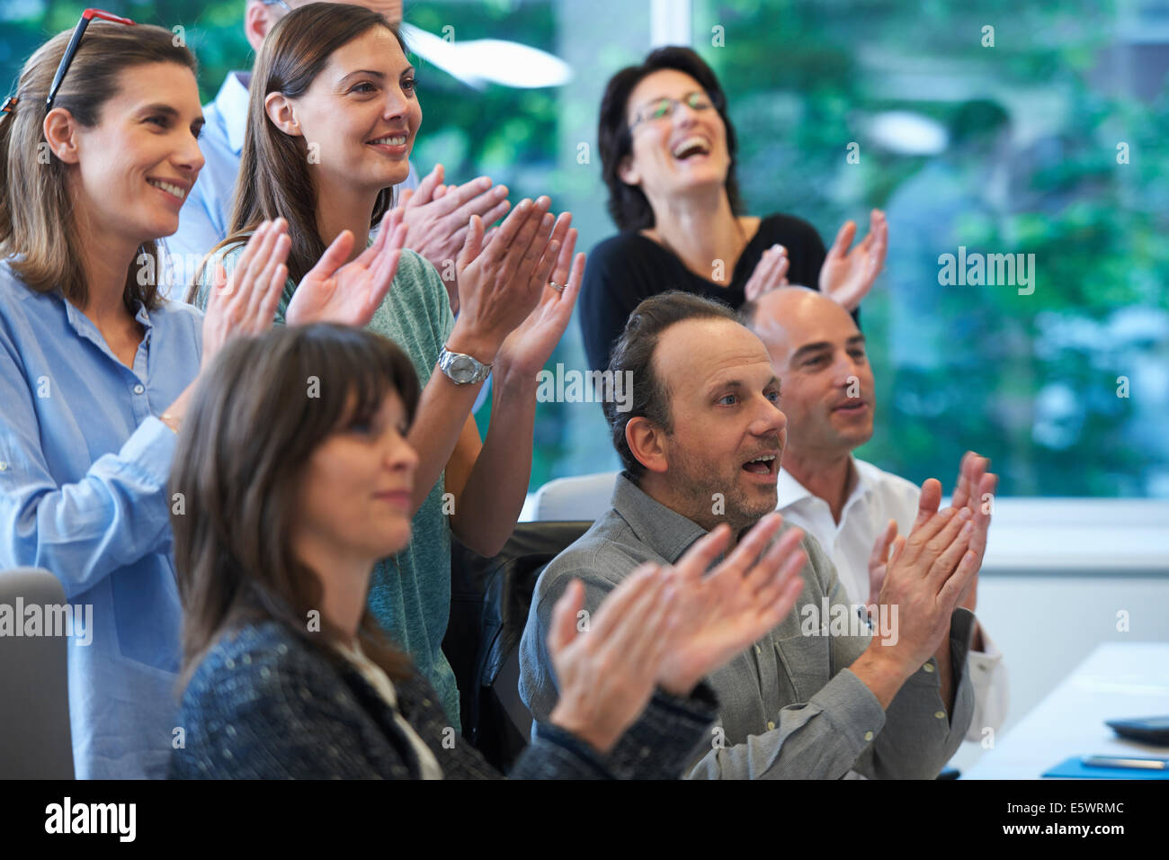 Geschäftsleute, die applaudieren Stockfoto