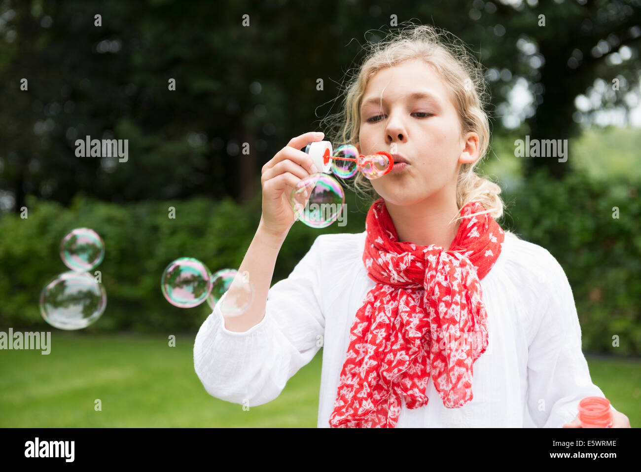 Mädchen bläst Luftblasen Stockfoto