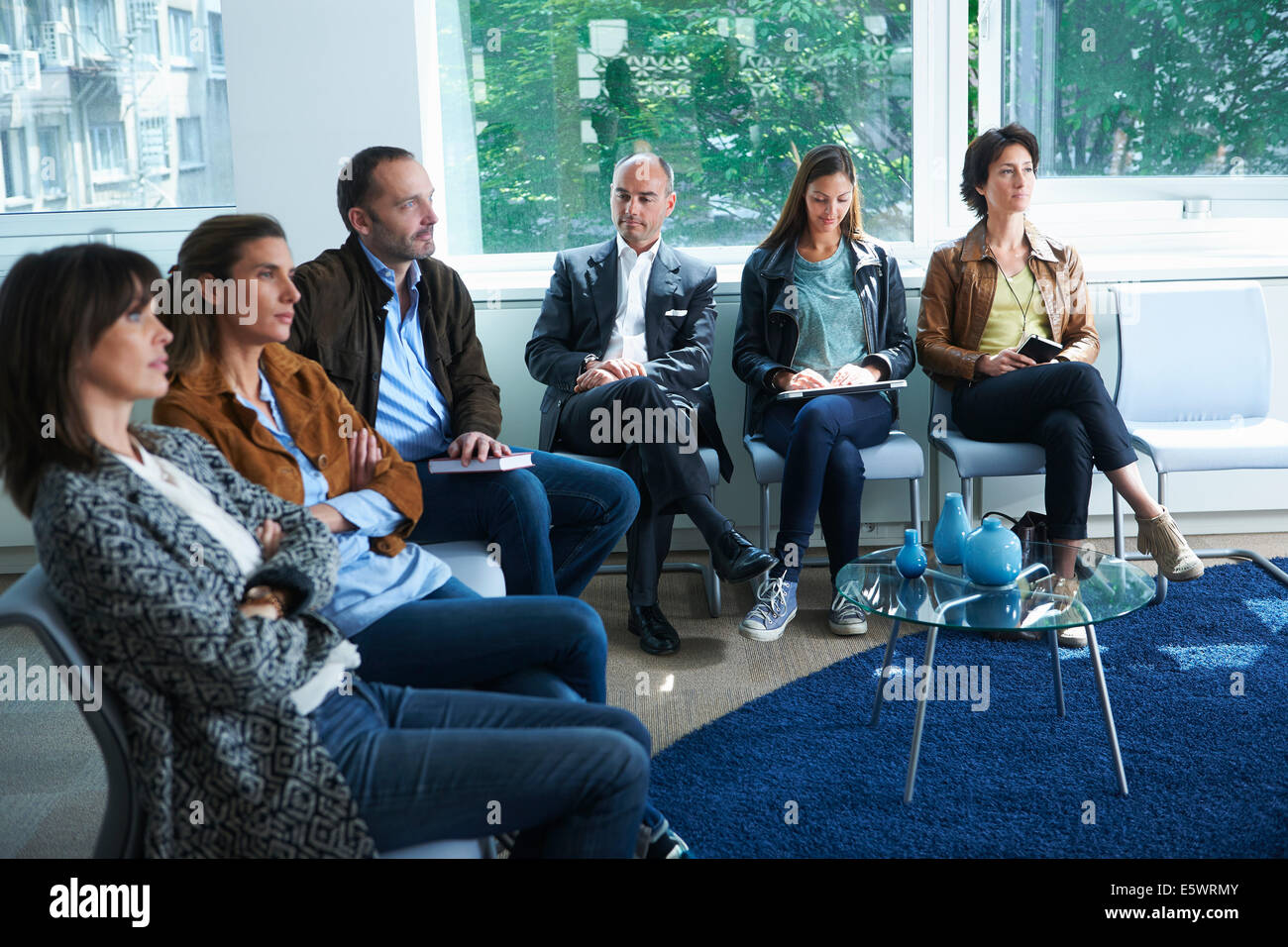 Leute sitzen im Wartezimmer Stockfoto