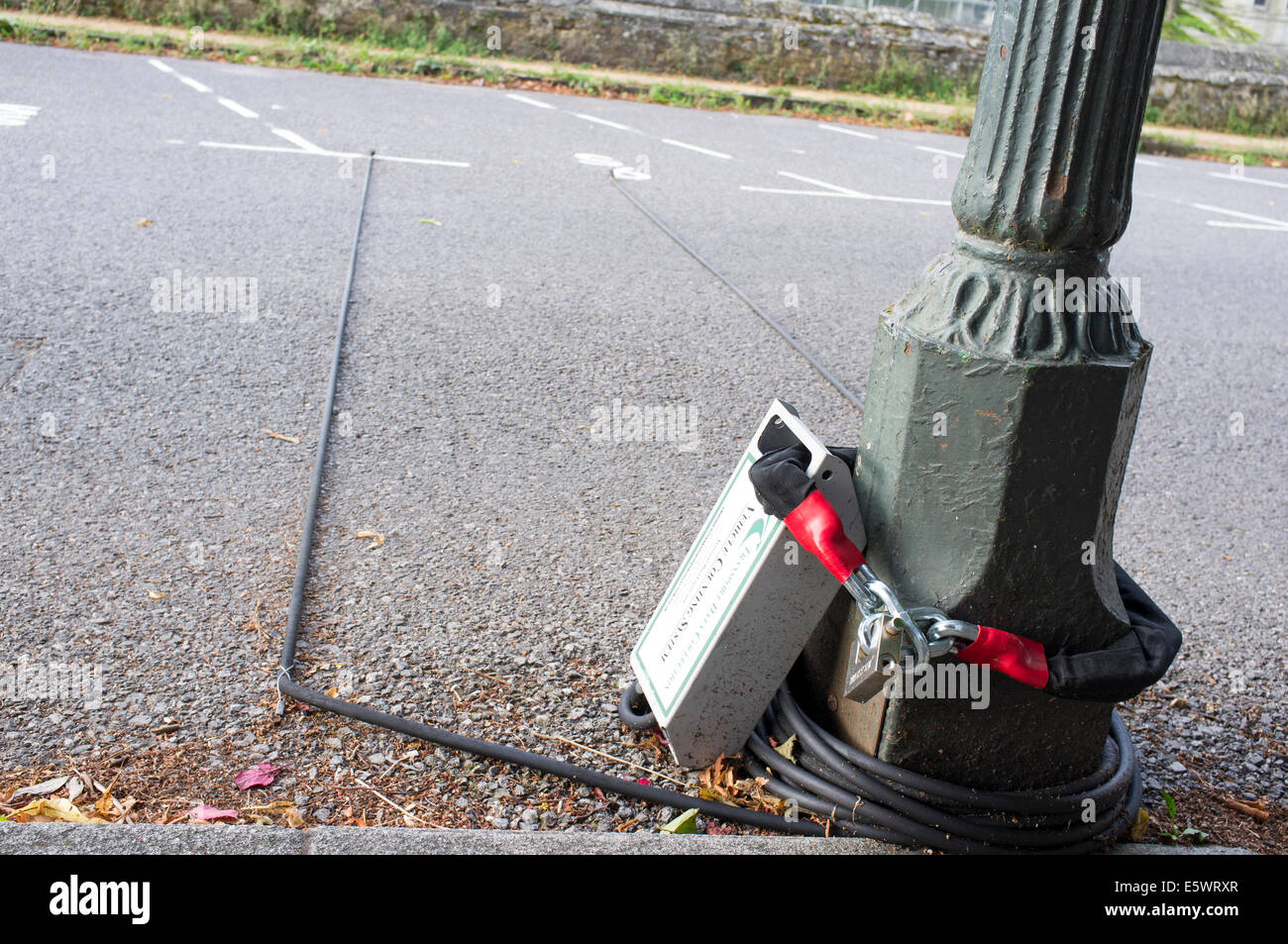 Verkehr-Erfassungsgerät angekettet an einen Laternenpfahl an der Seite einer Straße, UK Stockfoto