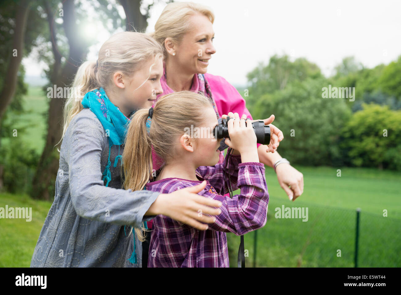 Mutter und Töchter mit dem Fernglas Stockfoto