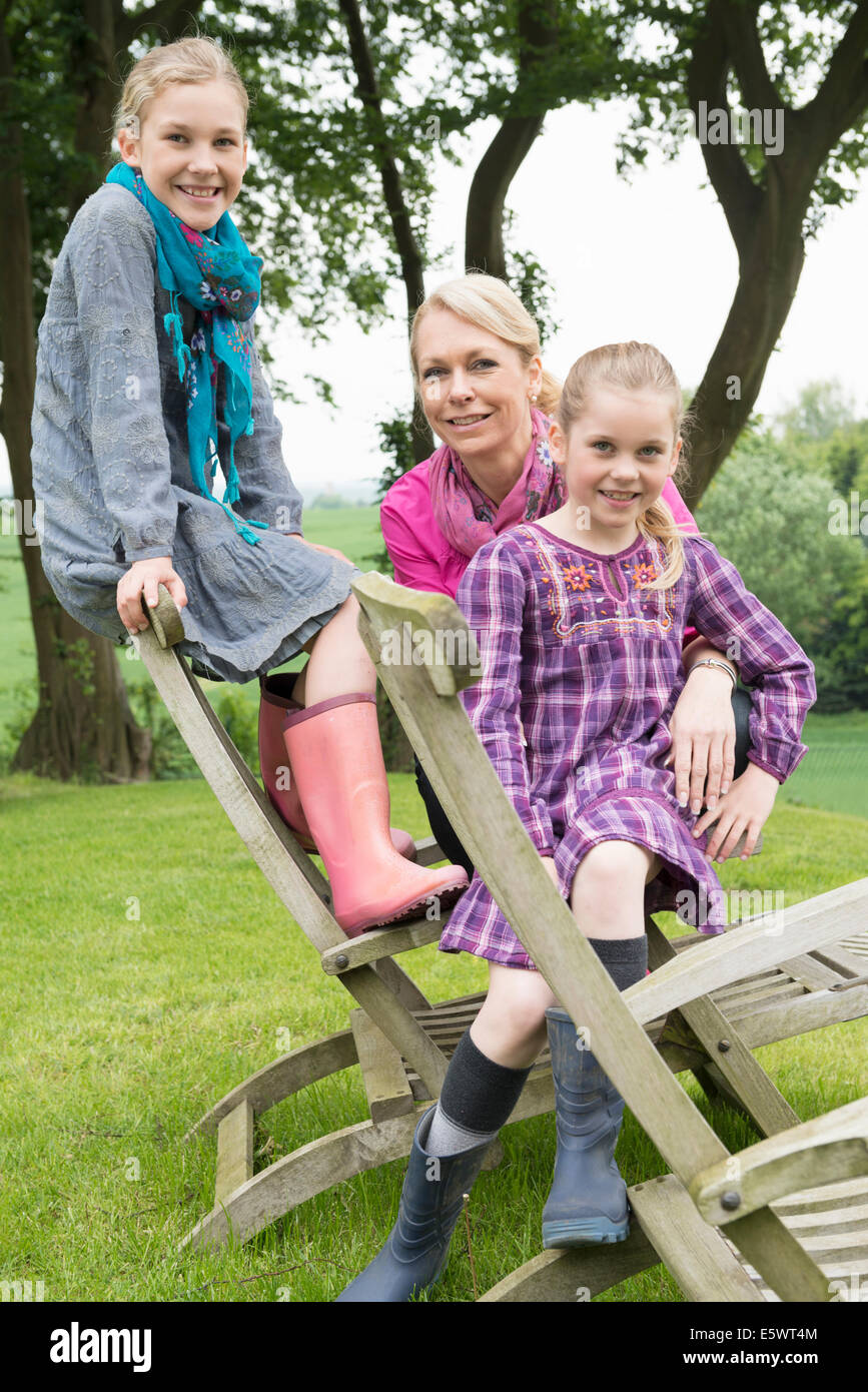 Mutter und Töchter, die auf hölzernen Stuhl, Porträt Stockfoto