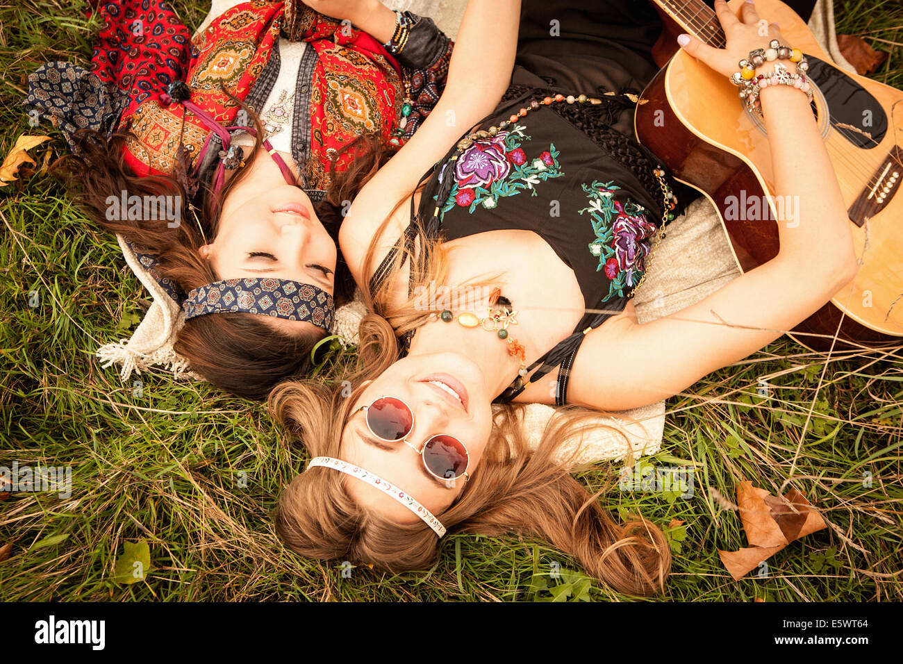 Hippie-Mädchen mit Gitarre im Bereich liegen Stockfoto