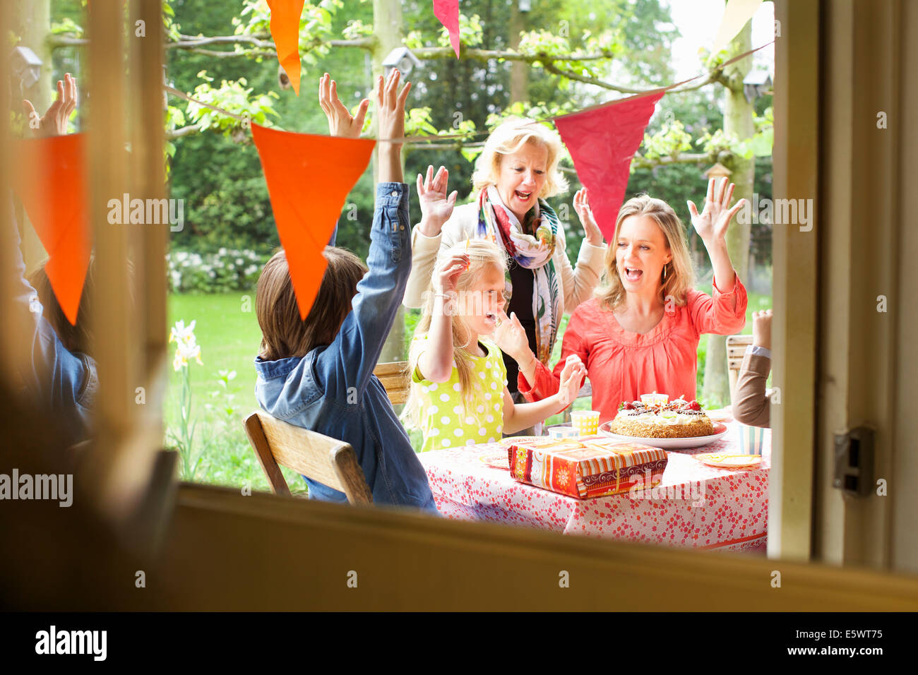 Familie singen und jubeln auf Geburtstagsparty Stockfoto