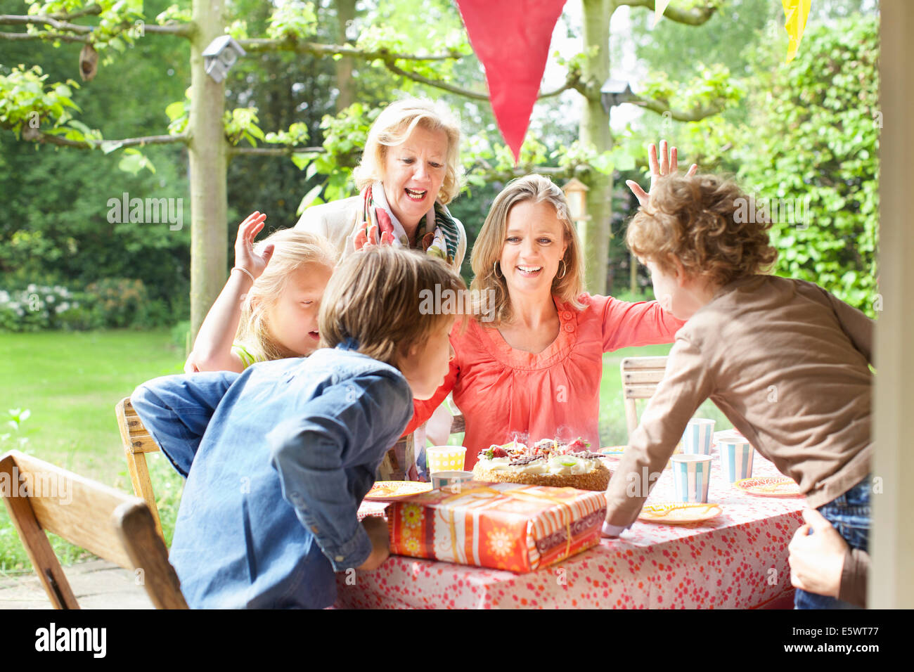 Familie singen und jubeln auf Geburtstagsparty Stockfoto