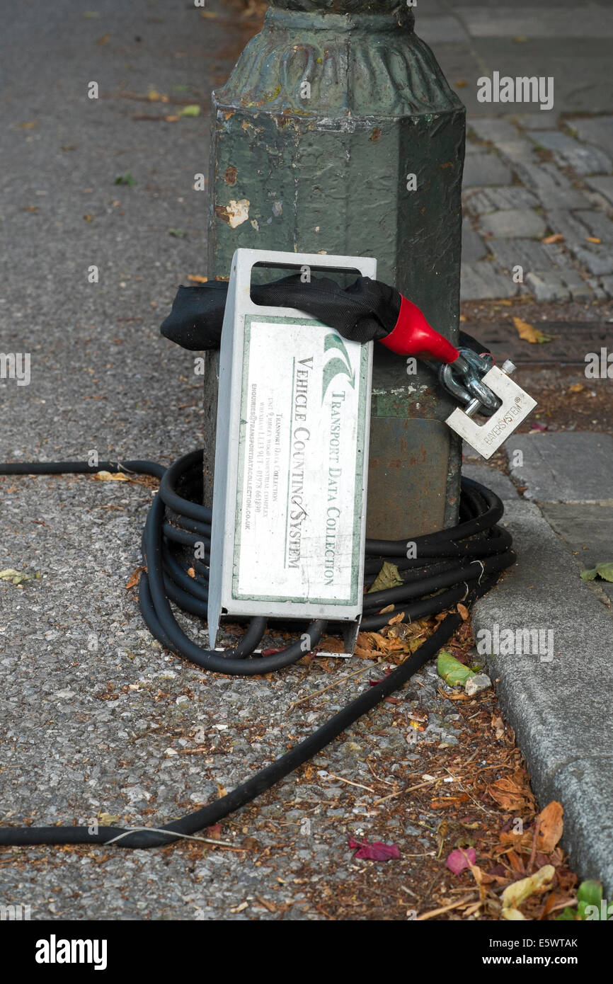 Verkehr-Erfassungsgerät angekettet an einen Laternenpfahl an der Seite einer Straße, UK Stockfoto