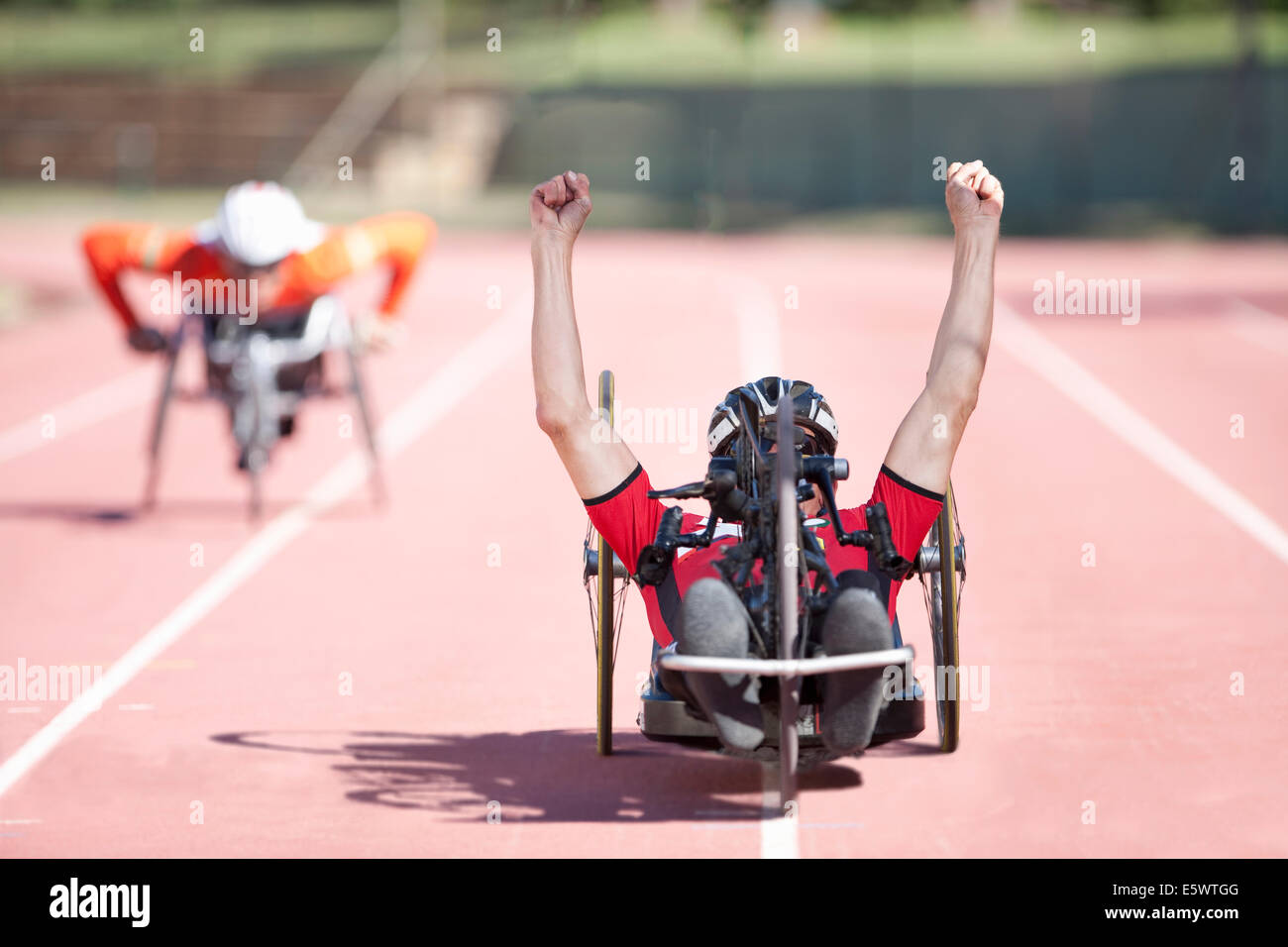 Athlet an finishing line in Para-sportlichen Wettkampf Stockfoto