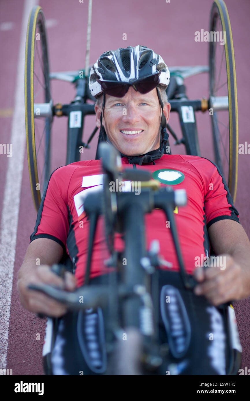 Nahaufnahme des Radfahrers in Para-Athletiktraining Stockfoto
