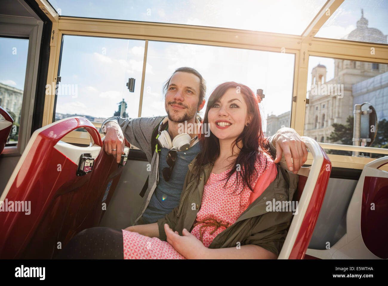 Junge Erwachsene paar auf bus Stockfoto