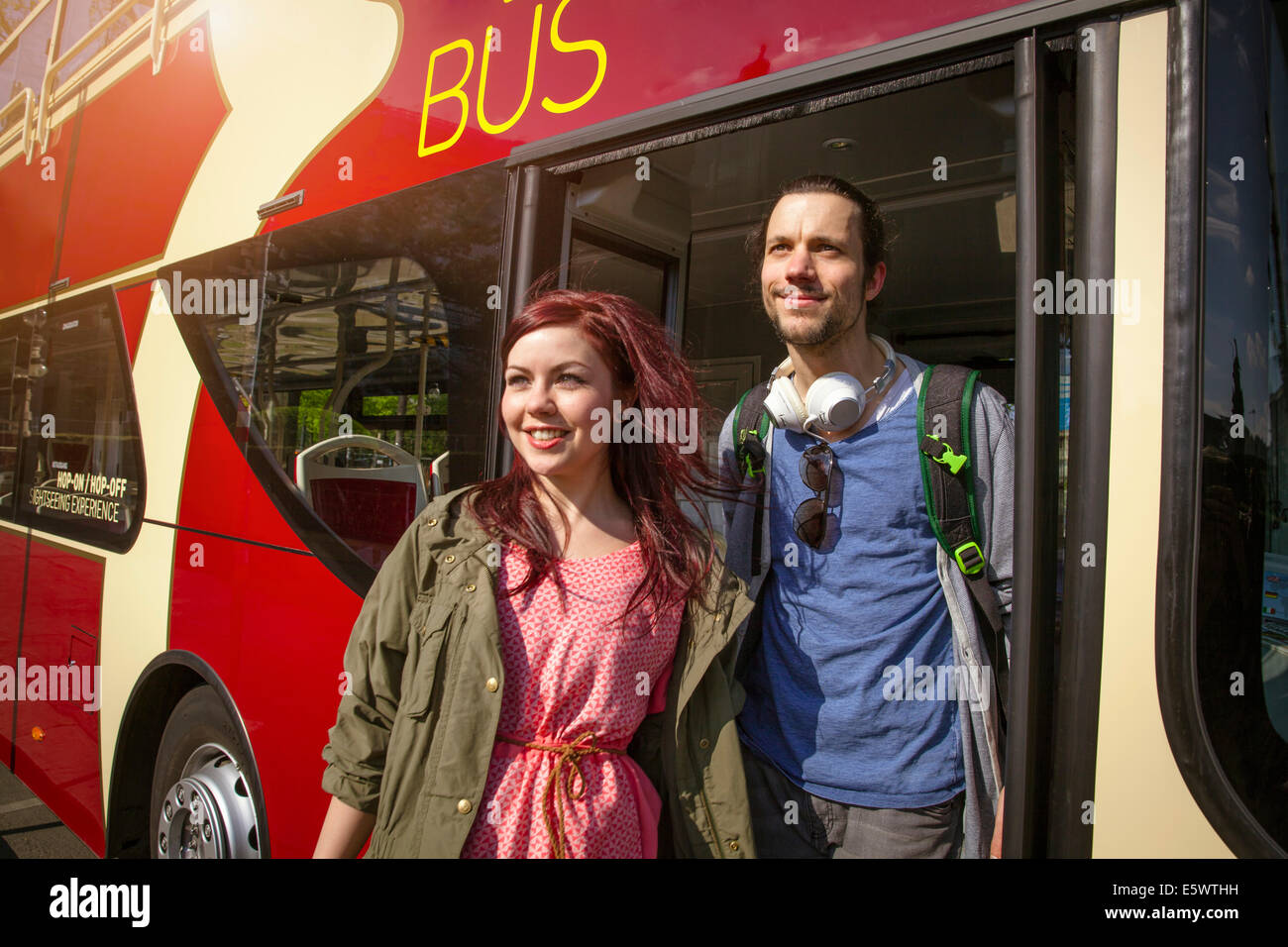 Junge Erwachsene paar Bus aussteigen Stockfoto