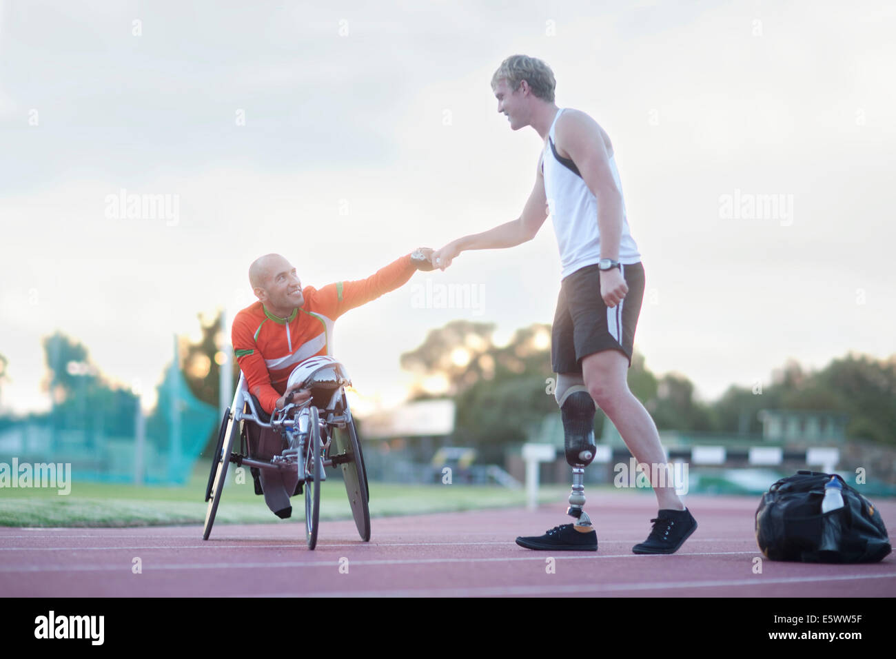 Para-Athleten machen Faust-Beule Stockfoto