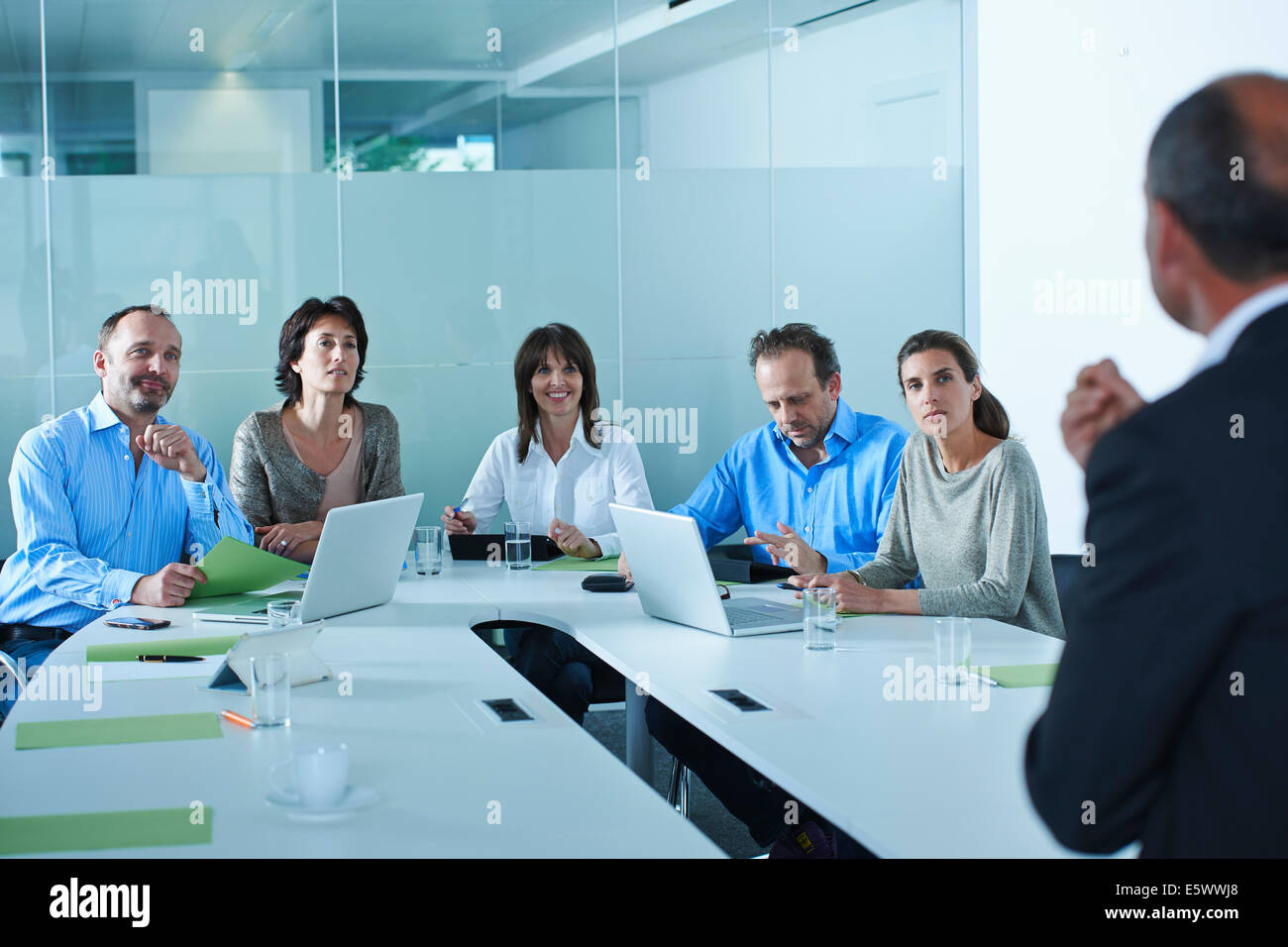 Business Team interviewt Kandidaten am Konferenztisch Stockfoto