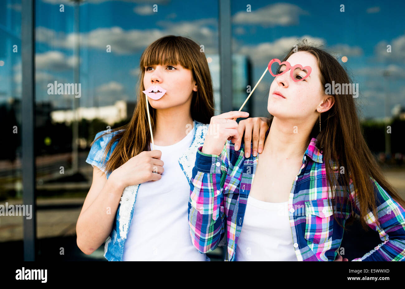 Zwei junge Frauen, die nach oben mit Lippe und Brille Kostüm Masken Stockfoto
