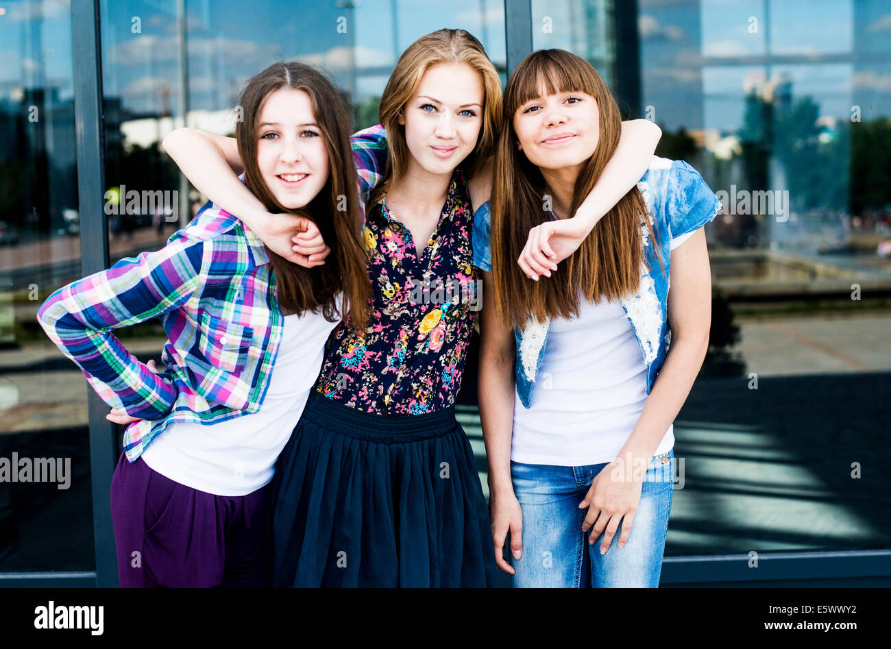 Porträt von drei lächelnde junge Frauen in Stadt Stockfoto