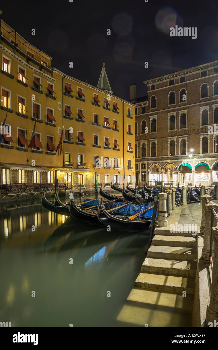 Kanal-Schritte und Gondeln bei Nacht, Venedig, Veneto, Italien Stockfoto