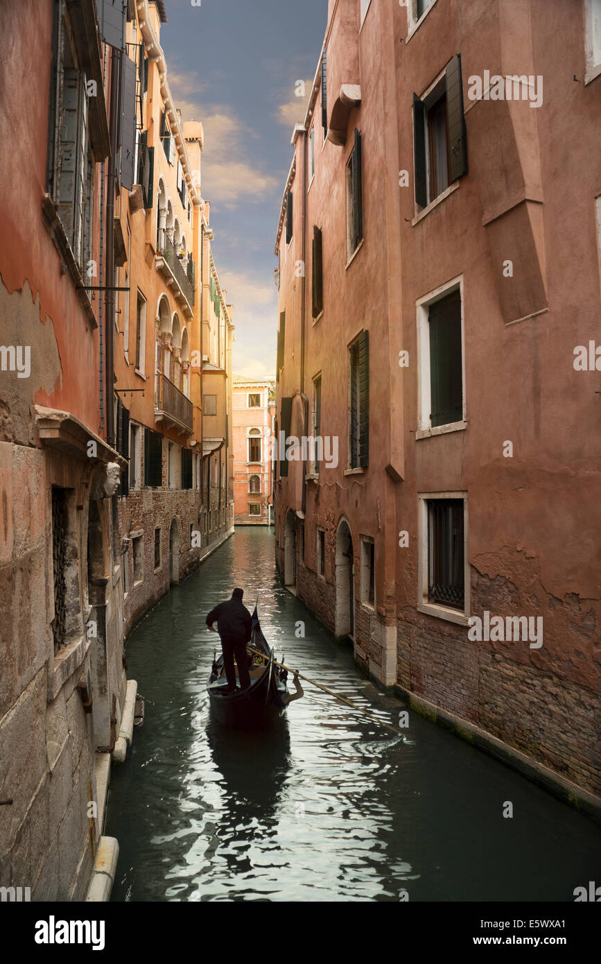 Silhouette Gondoliere auf schmalen Kanal, Venedig, Veneto, Italien Stockfoto