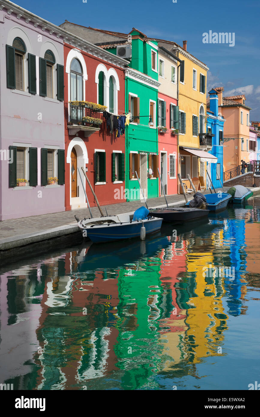 Multi farbige Häuser und Kanal, Burano, Venedig, Veneto, Italien Stockfoto
