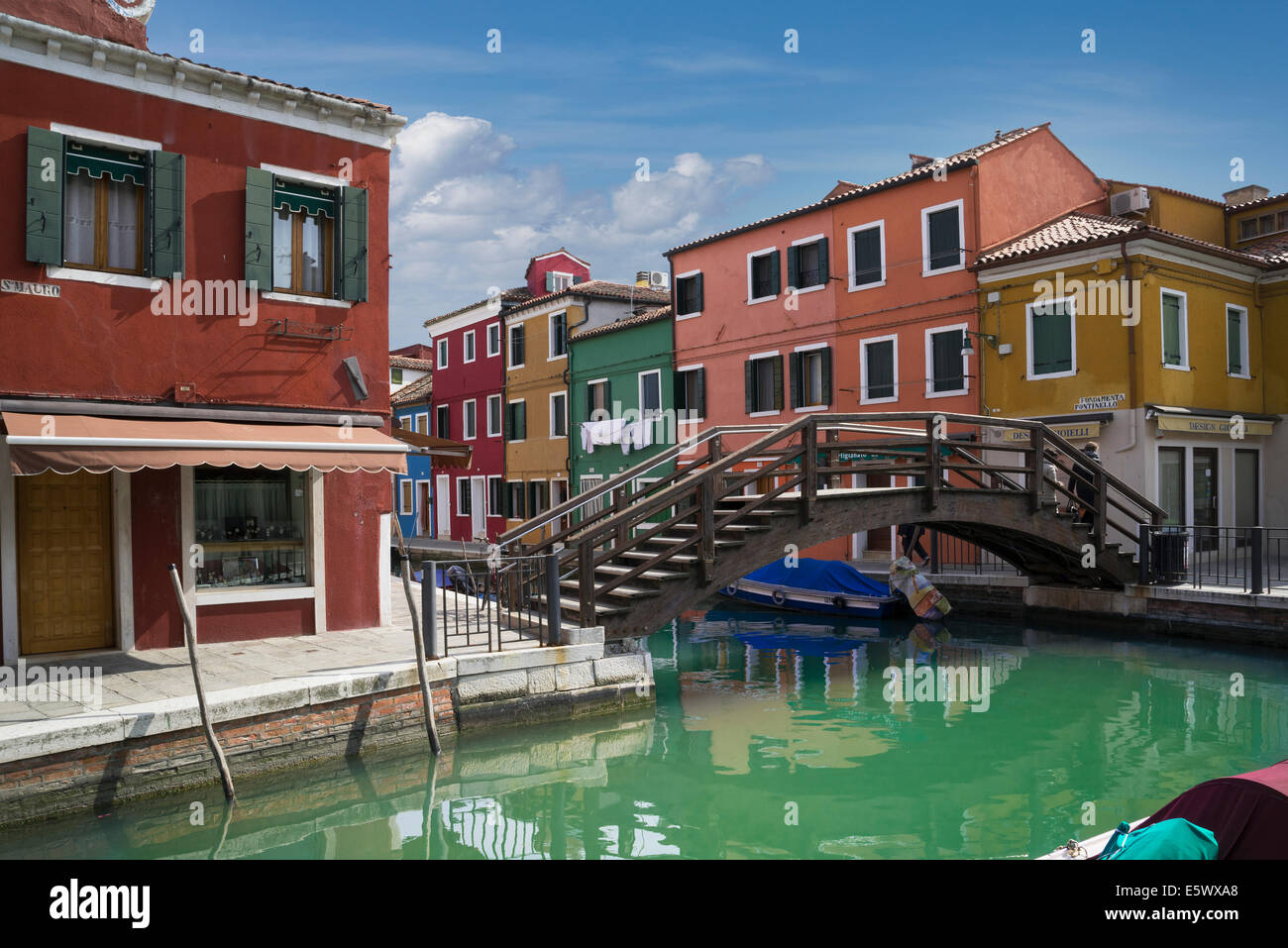 Multi farbige Häuser und Kanalbrücke, Burano, Venedig, Veneto, Italien Stockfoto