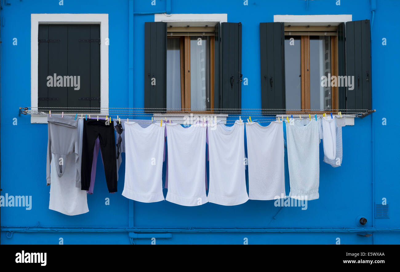 Nahaufnahme von Wäsche und blau bemalte Haus, Burano, Venedig, Veneto, Italien Stockfoto