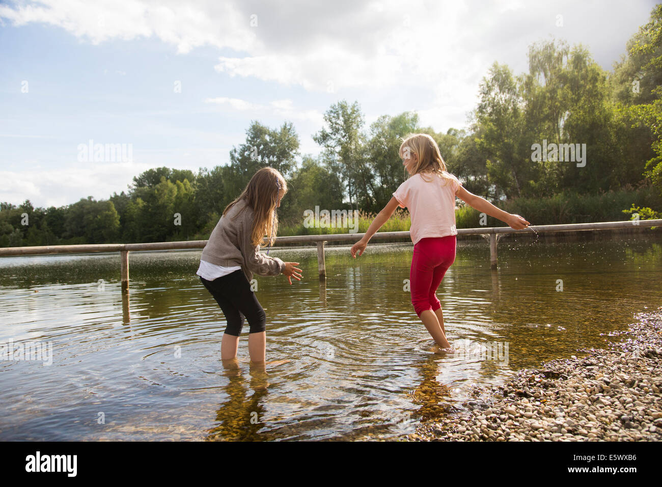 Zwei Mädchen im See paddeln Stockfoto