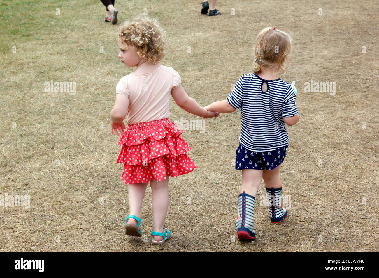 CLA Blenheim Land Spiel Fair Woodstock Oxfordshire - zwei junge Freundinnen in hand Stockfoto