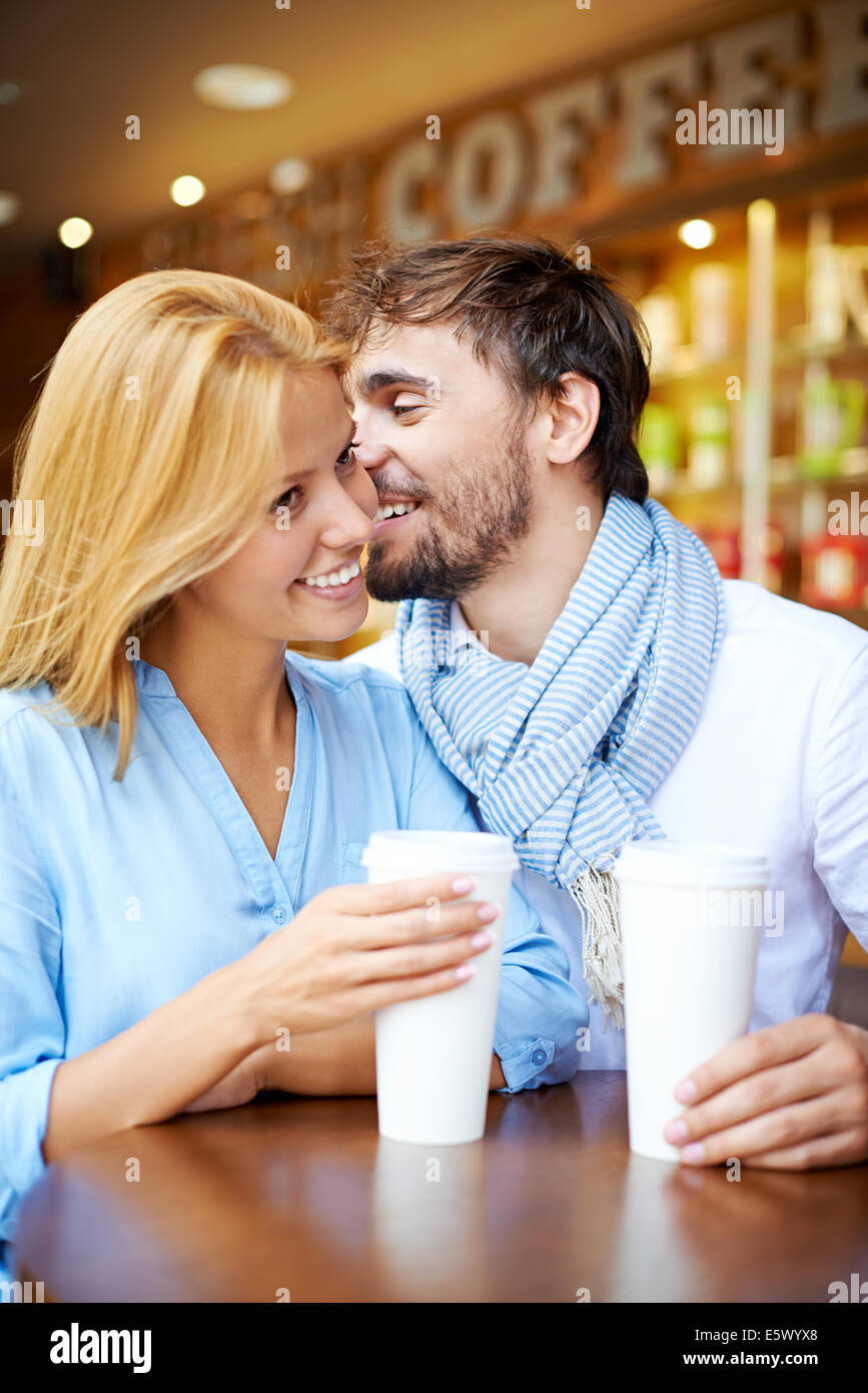 Porträt des jungen Paares Tisch im Café sitzen und flirten Stockfoto