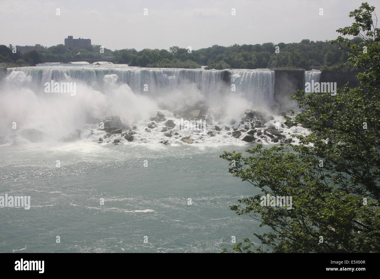 American Falls und Bridal Veil Falls an den Niagarafällen, fällt American auf der linken und Bridal Veil Falls auf der rechten Seite Stockfoto