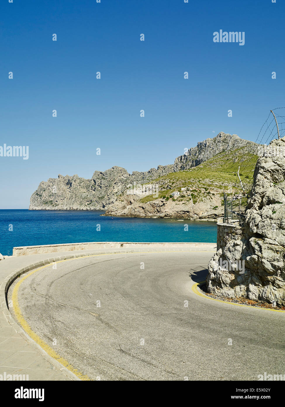 Straße am Rand der Küste, Mallorca, Spanien Stockfoto