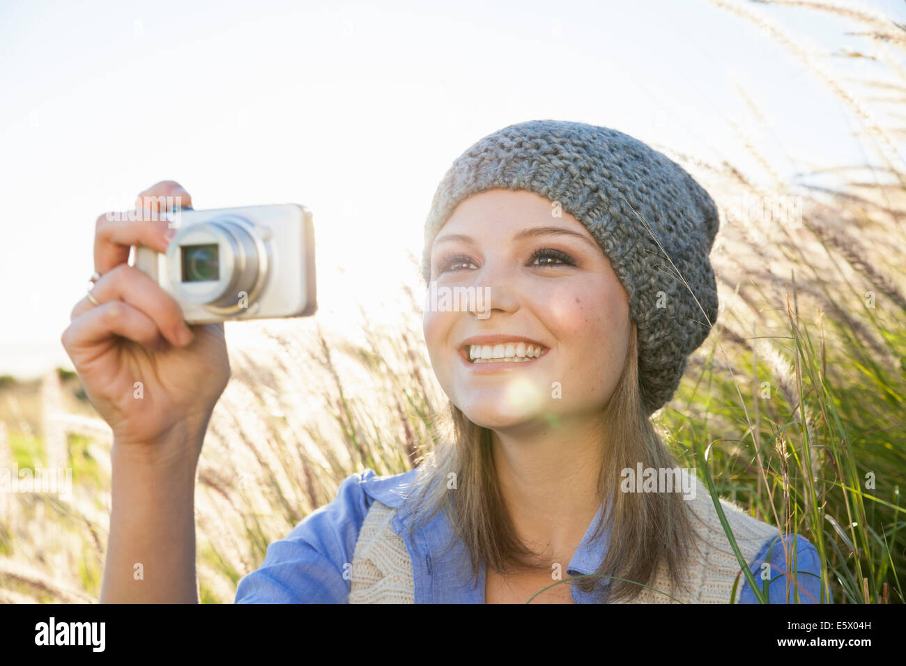 Junge Frau nehmen Foto mit Kamera in Bereichen Stockfoto