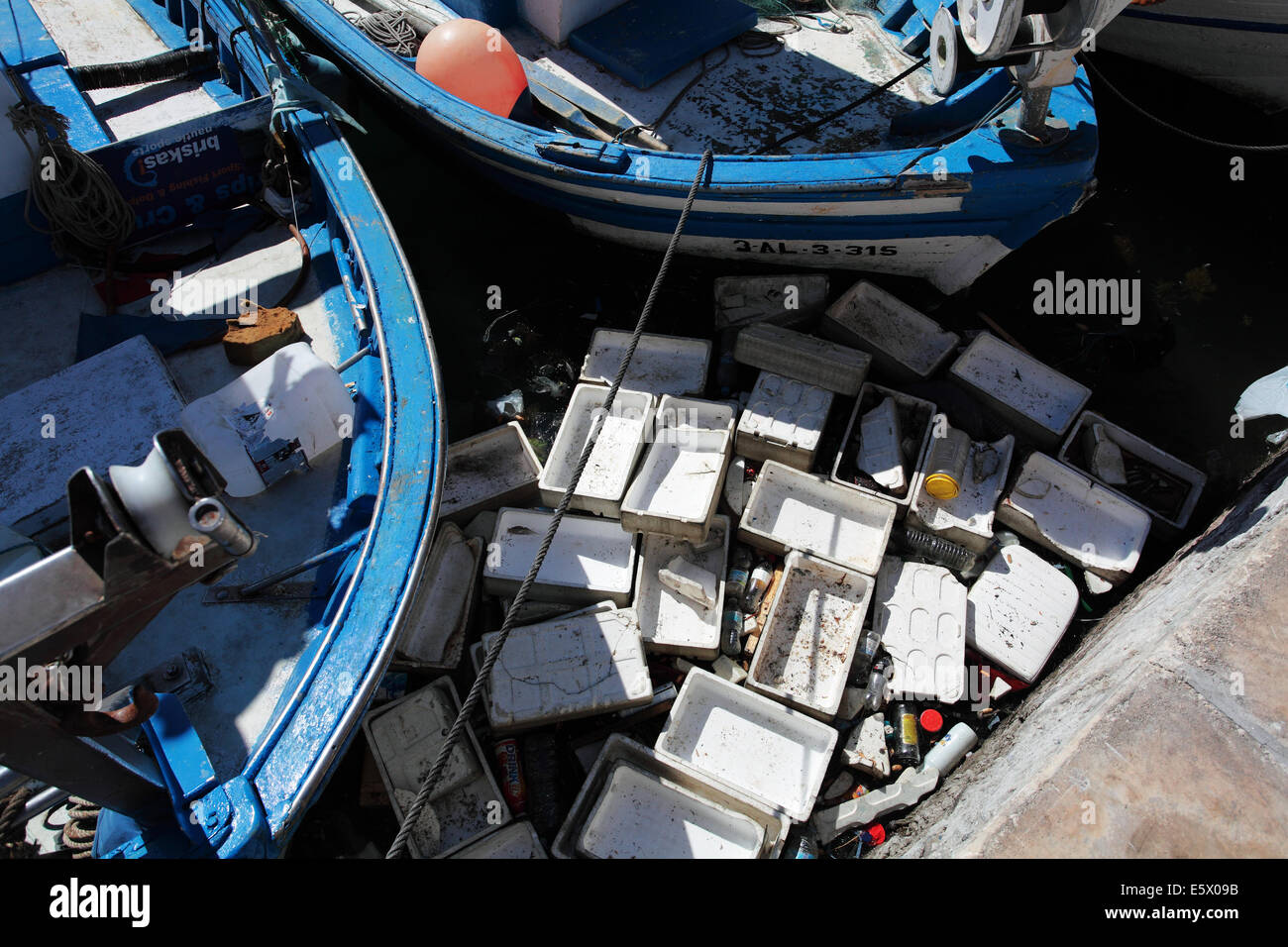 Müll kippte in Hafen-Wasser von den Fischerbooten Stockfoto Müll kippte in Hafen-Wasser von den Fischerbooten Stockfoto