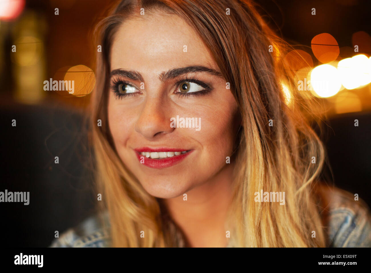 Schöne junge Frau geht im Stadt-Taxi in der Nacht Stockfoto
