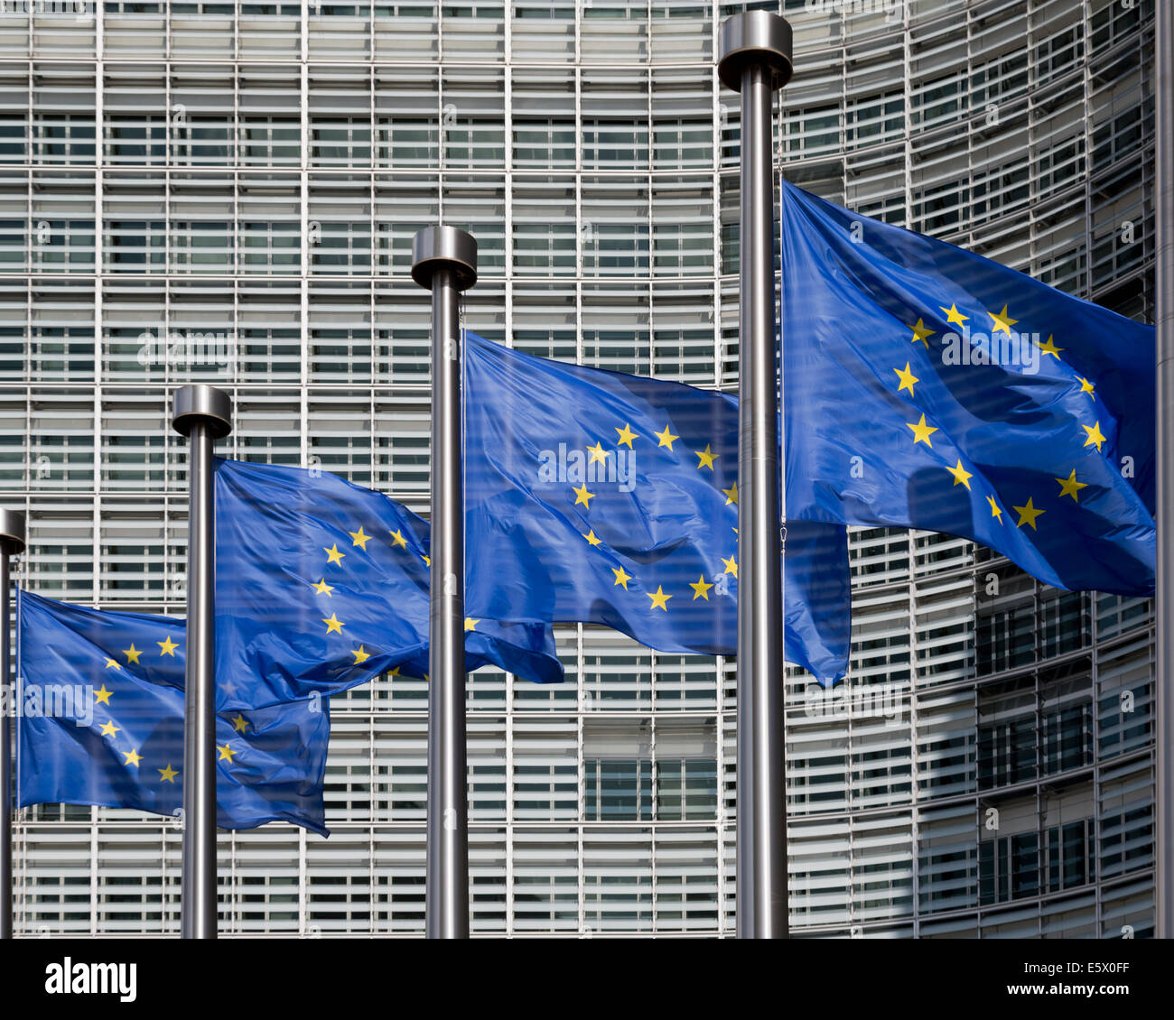 Europäische Flaggen außerhalb des Berlaymont-Büros der Europäischen Kommission, Brüssel, Belgien Stockfoto