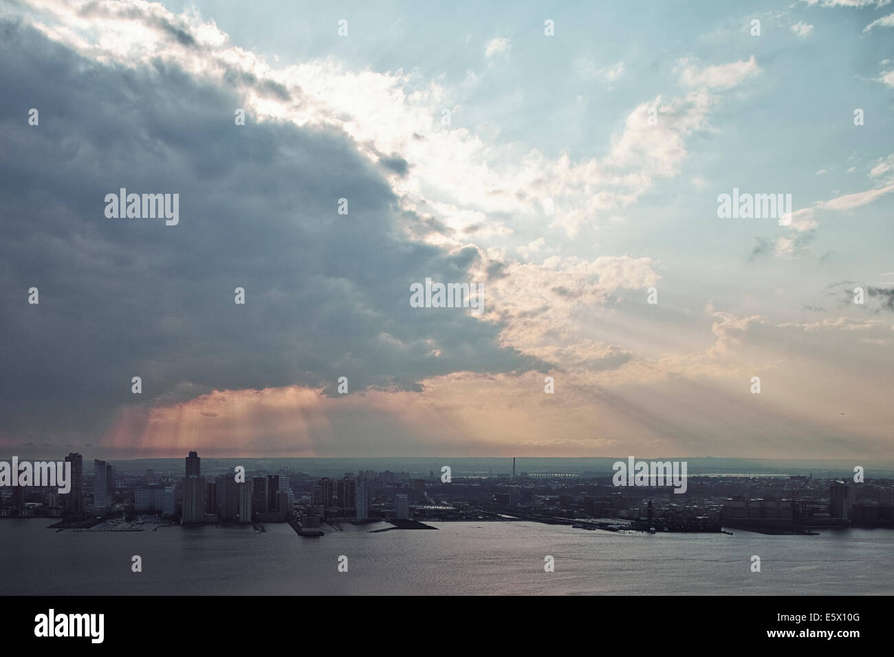 Blick auf den Hudson River und New York bei Sonnenaufgang, USA Stockfoto