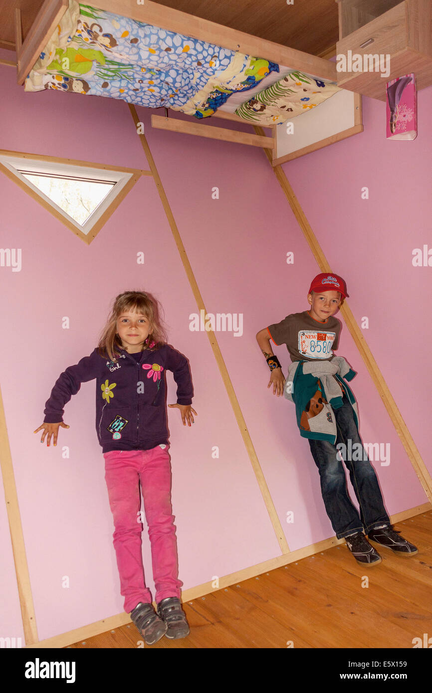 Jungen und Mädchen Kopf Haus in Jastrzębia Góra, Polen Stockfoto