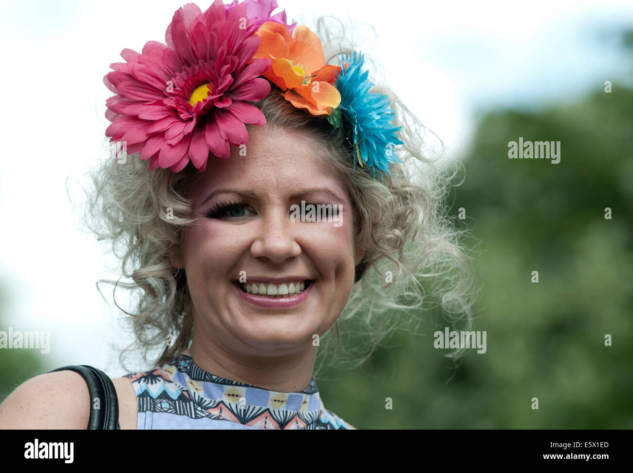 Frau mit Blumen im Haar Stockfoto