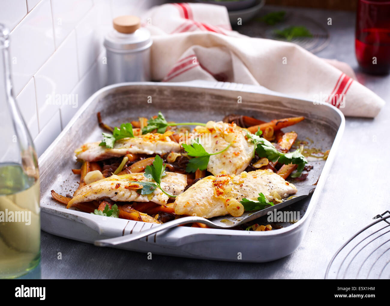 Backform mit Braten Snapper mit Kräutern garnieren Stockfoto