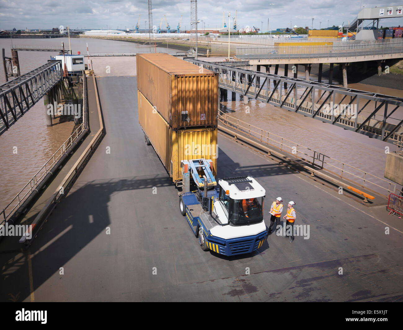 Erhöhten Blick auf Versandbehälter und LKW auf Rampe zu versenden Stockfoto